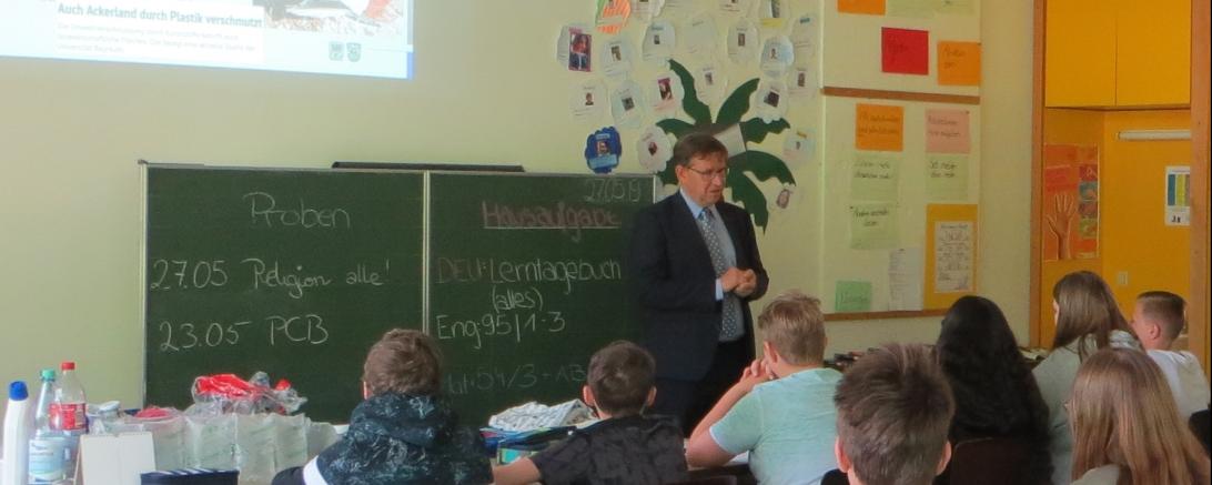 Landrat Stefan Rößle bei einem Vortrag in einer Schule.