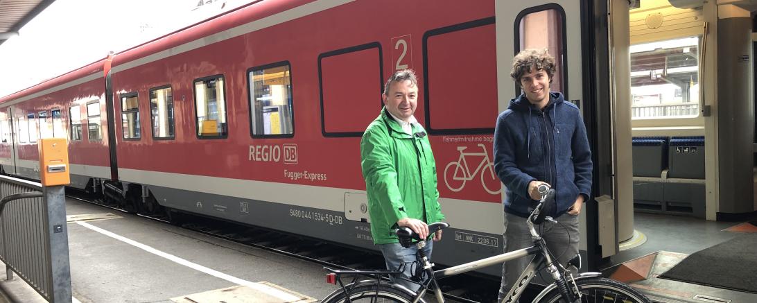 Das Bild zeigt Bezirksrat Albert Riedelsheimer und Fraktionssprecher Nico Ach.