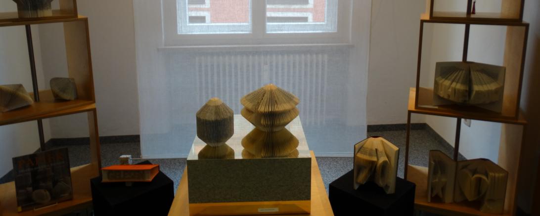 Das Bild zeigt die Ausstellung: Faszination Buch & Papier.