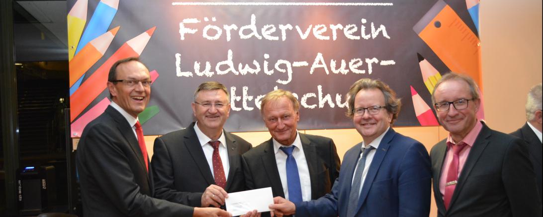 Das Bild zeigt von links Sparkassenvorstand Johann Natzer, die beiden Fördervereinsvorsitzenden Josef Reichensberger und Werner Freißler, OB Armin Neudert und den Schatzmeister des Fördervereines Helmut Meyer.