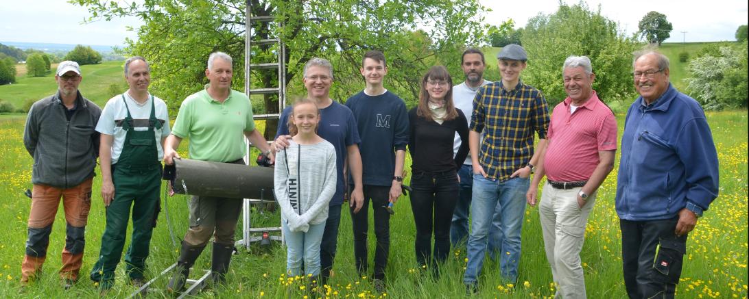 Wenn die Donauwörther Leos, der Lions-Club Donauwörth, Greenkeeper Markus Stengel (links) und Alexander Helber vom Bund Naturschutz (2. v. li.) zusammen anpacken, finden Vögel und Bienen neue Lebensräume. Alle hoffen, dass sich in der Parkstadt nun eine schöne Blühwiese entwickelt.