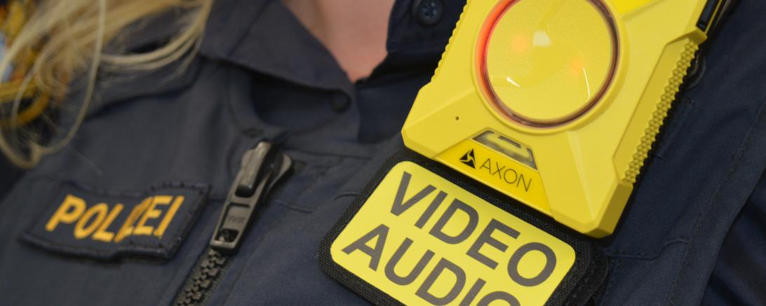 Gut sichtbar tragen Polizisten in Nordschwaben künftig Body-Cams mit sich. Wenn aufgezeichnet wird leuchten die Geräte rot. 