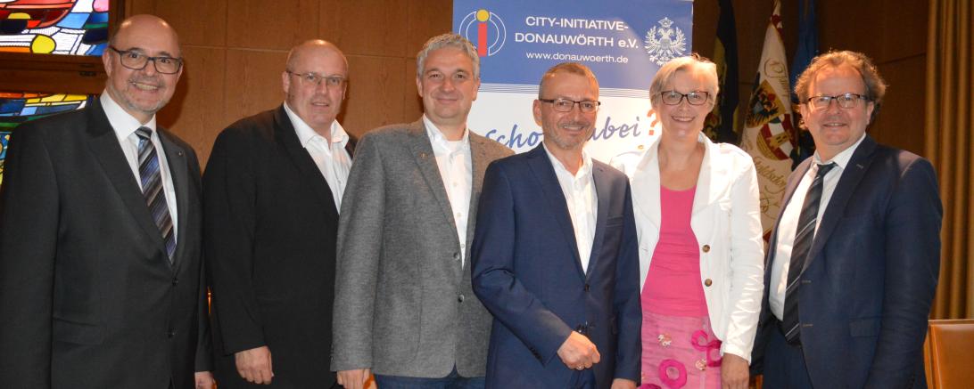 Das Bild zeigt v.l.n.r Thomas Deuter, Thomas Schröttle, Tobias Merkle, Markus Sommer, Christiane Kickum und OB Armin Neudert. 