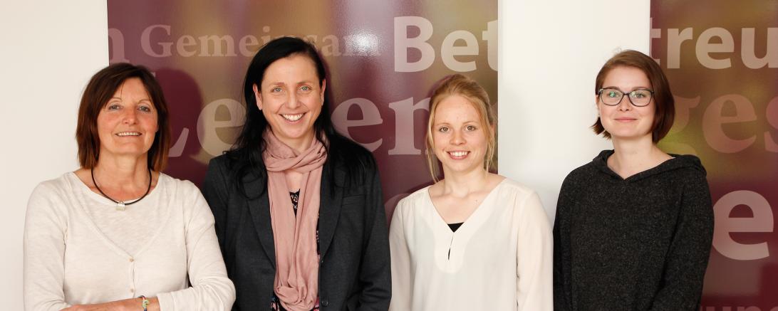 Die Mitarbeiterinnen der Offenen Hilfen der Stiftung Sankt Johannes werden am Freitag, 3. Mai 2019, im Ried in Donauwörth, auf die Wohnungsnot von Menschen mit Behinderungen hinweisen: (v.l.n.r.) Ursula Klapka, Katja Zeh, Carina Heininger und Luisa Eder.