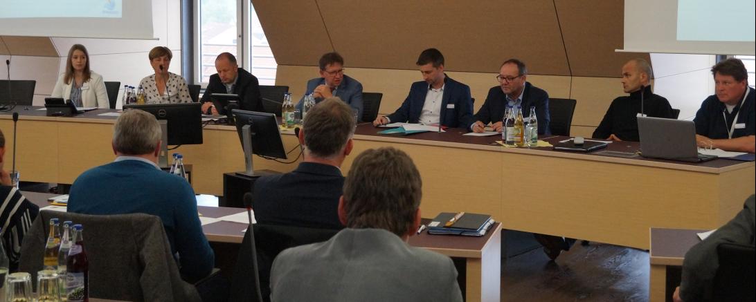 Die Vertreter des Landratsamtes (v.l.n.r.): Katrin Hammel, Heidrun Baur, Joachim Aurnhammer, Landrat Stefan Rößle, Martin Müller, Roland Pickhard, Markus Hügele und Michael Koch.