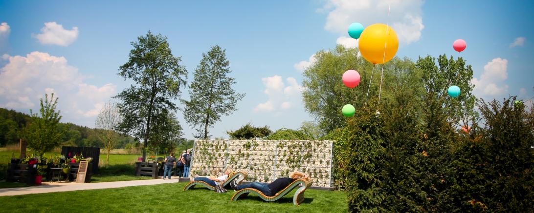 Im Wörnitzpark genießen die Besucher die Sonne in direkter Nähe zur Wörnitz.