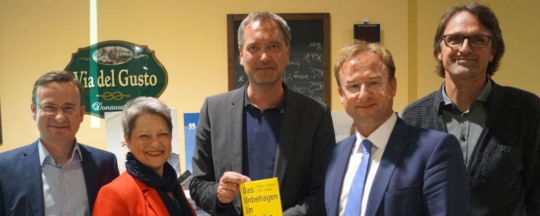 Dieses Foto zeigt (v.l.): Joachim Fackler, Birgit Rössle, Prof. Dr. Peter Fischer, MdL Wolfgang Fackler und Joachim Schoser (Via del Gusto).