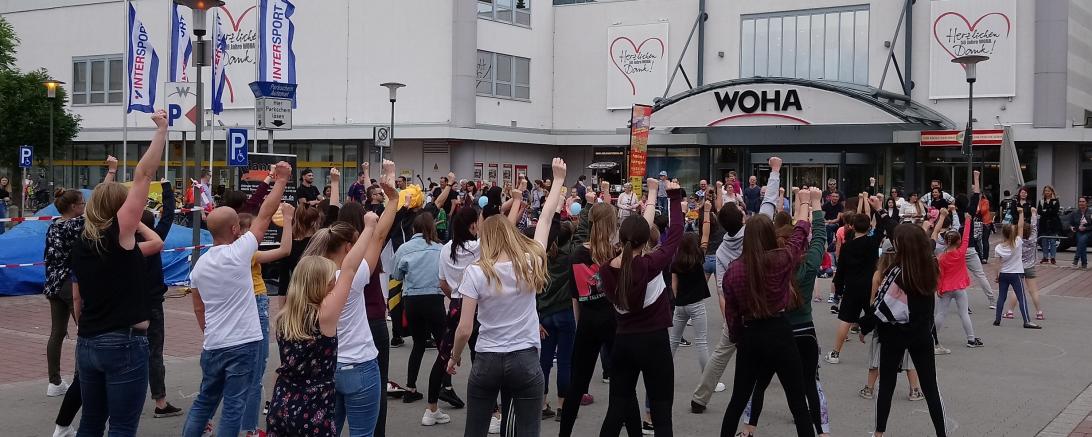 Viele Kinder und Erwachsene beim ersten Flashmob in Donauwörth.