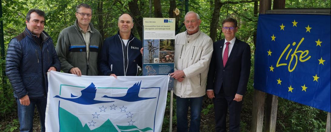 V.l.n.r.: Raimund Brechenmacher (Forstreferent), Michael Fürst (Stadtförster), Volker Geiß (Naturschutzbehörde), Bürgermeister Jörg Fischer und Landrat Stefan Rößle. 