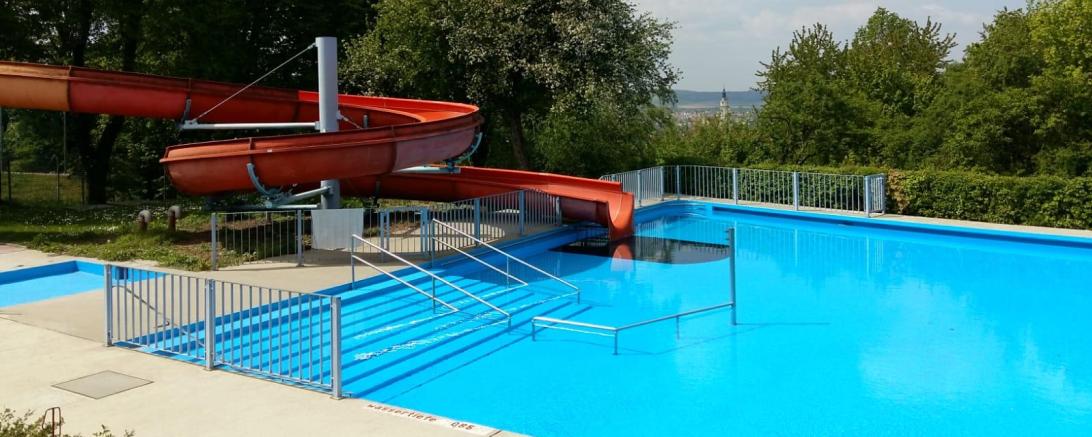 Das Bild zeigt das Nichtschwimmerbecken und die Rutsche im Donauwörther Freibad. 