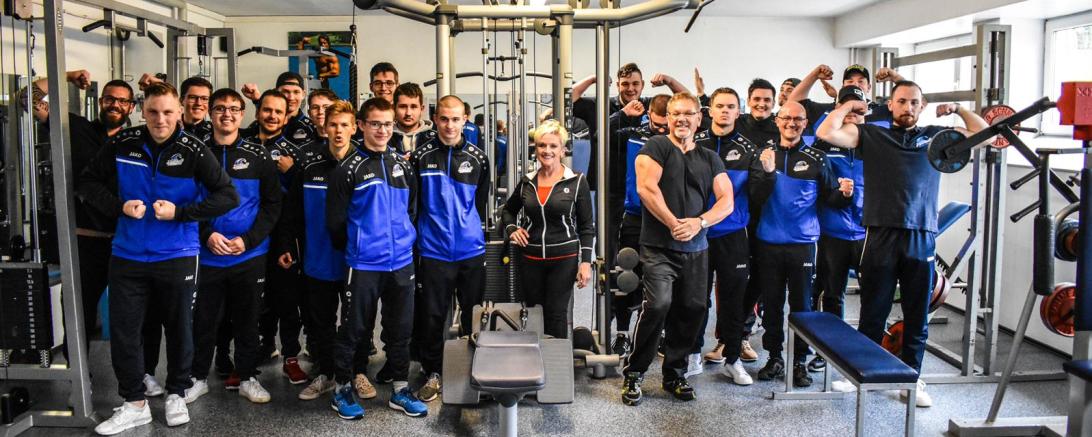 Gruppenbild Donau Floorball Herren mit den Übunglseitern vom SV Eggelstetten Brigitte Schmid und Werner Schmid (mittig)