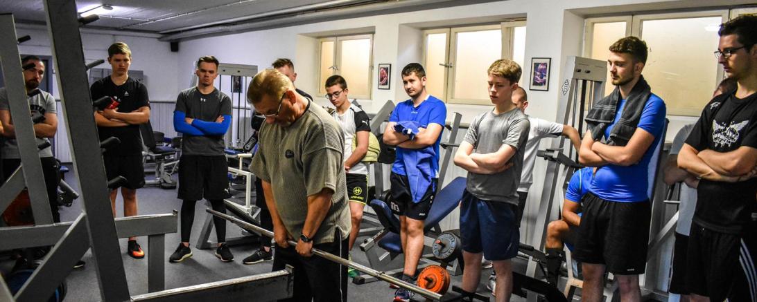 Übungsleiter Werner Schmid erklärt den Floorballern effektive Übungen zum Kraftaufbau