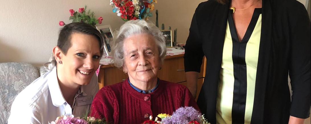 Auf dem Bild zu sehen von links nach rechts: Einrichtungsleitung Tina Härtle, Jubilarin Olga Jiricka, Bürgermeisterin Petra Wagner