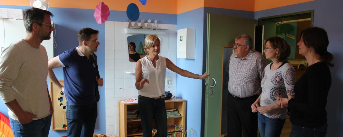 Auf dem Bild (v.l.n.r.): OB-Kandidat Steffen Höhn, Fraktionsvorsitzender Jörg Schwarzer, Leiterin Claudia Miehling, die Stadträte Gerhard Feldmeyer sowie Maximiliane Böckh und Margit Inwald im Gespräch über die Bedürfnisse von Familien und Kindern