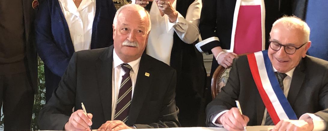 Das Bild zeigt die "Goldene Hochzeit" der Städtepartnerschaft Riom-Nördlingen