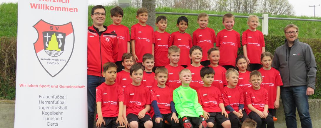 Das Bild zeigt den SV Wörnitzstein-Berg mit den neuen Trikots.