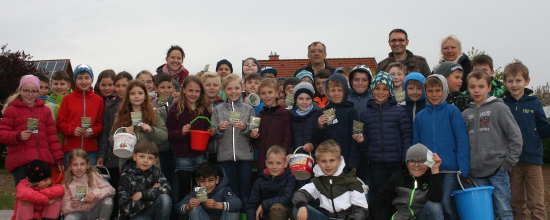 Die Teilnehmenden Schüler die zusammen mit der Gemeinde dafür sorgen, dass zwei Blumenwiesen entstehen.