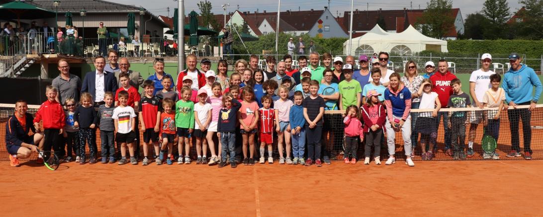 Es zeigt teilnehmende Eltern und Kinder zusammen mit dem Trainerteam und dem Vorsitzenden Hermann Schröder und seiner Stellvertreterin Sibylle Lutzkat