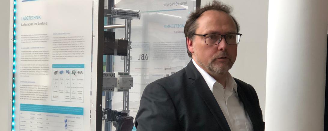 Am vergangenen Dienstagabend wurde die Wanderausstellung zum Thema E-Mobilität im Landratsamt eröffnet. Dr. Guido Weissmann, Geschäftsführer Bayern Innovativ, führte die ersten Besucher durch die Ausstellung. 