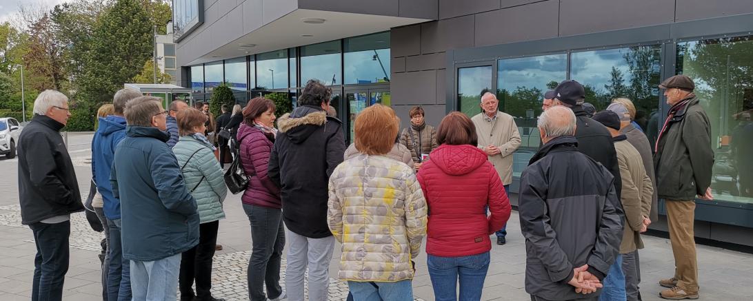 Zahlreiche Teilnehmer bei dem Stadtteilspaziergang der SPD Donauwörth in der Parkstadt