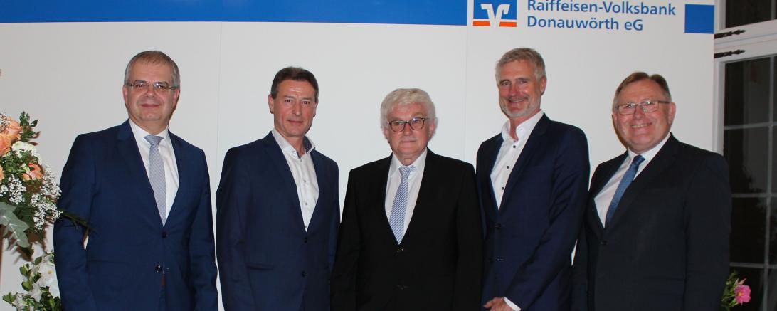 Blicken auf ein erfolgreiches Jahr der Raiffeisen-Volksbank Donauwörth eG zurück und freuen sich auf die bevorstehende Fusion v.l.n.r.: Vorstandssprecher Michael Kruck, stv. Aufsichtsratsvorsitzende Adolf Reichhardt, ausgeschiedene Aufsichtsratsvorsitzende Johann Schneider, stv. Aufsichtsratsvorsitzende Thomas Kopp und Vorstand Franz Miller.