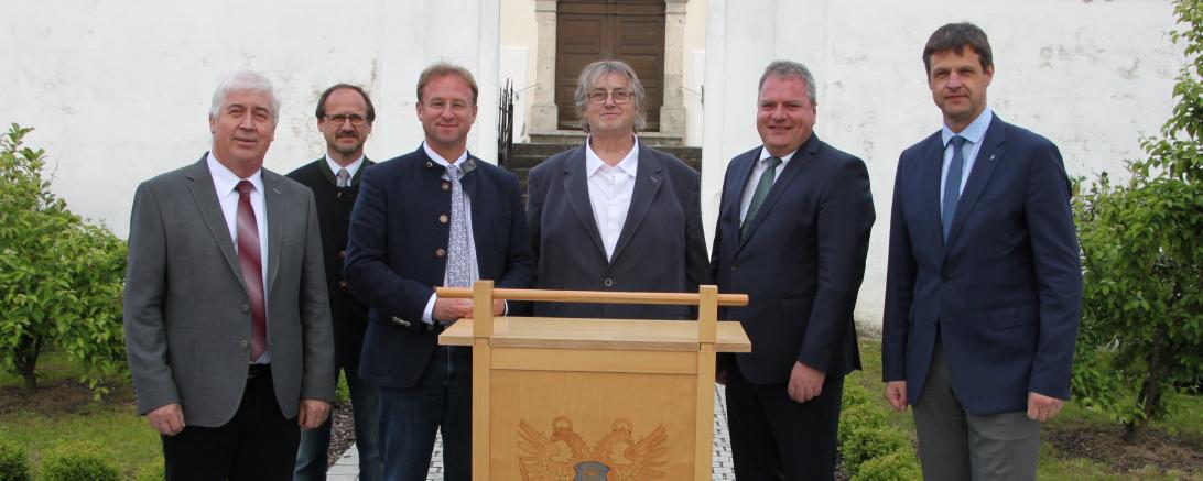 Auf dem Bild sind (v.l.n.r.) folgende Ehrengäste abgebildet: Stellv. Landrat Hermann Rupprecht, 3. Bgm. u. Ortssprecher Manfred Blaschek, MdL Wolfgang Fackler, Koordinator Anton Stöckler, 1. Bürgermeister Martin Scharr, Ltd. Baudirektor Christian Kreye v. Amt f. Ländl. Entwicklung, Krumbach