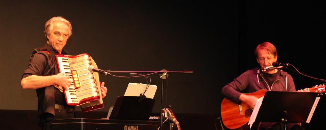 Michael Ruff, Allroundmusiker und Keyboarder bei Haindling, begeisterte zusammen mit Gitarrist Manfred Ruff das Publikum im B+ Zentrum.