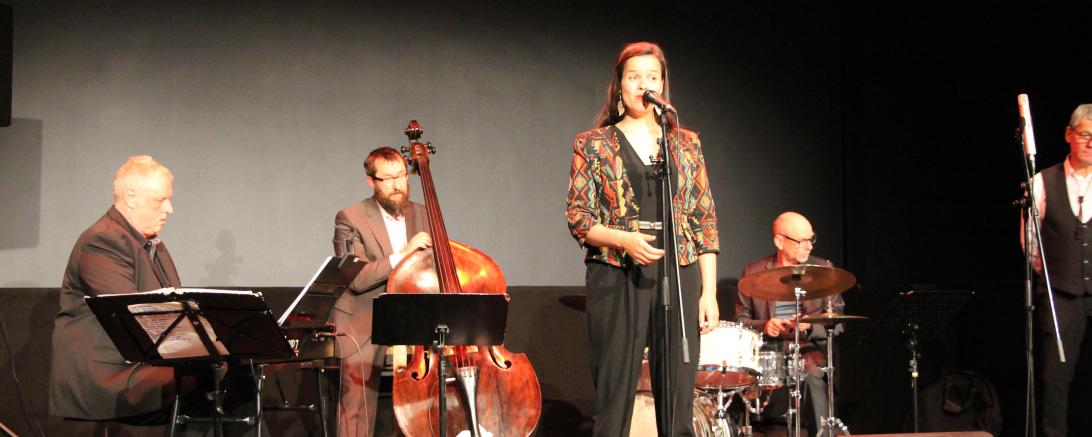 Harmonisch zum Wein passend rundeten die Jazzband und Sängerin Luisa Hänsel den Weinklang in Blossenau perfekt ab. 