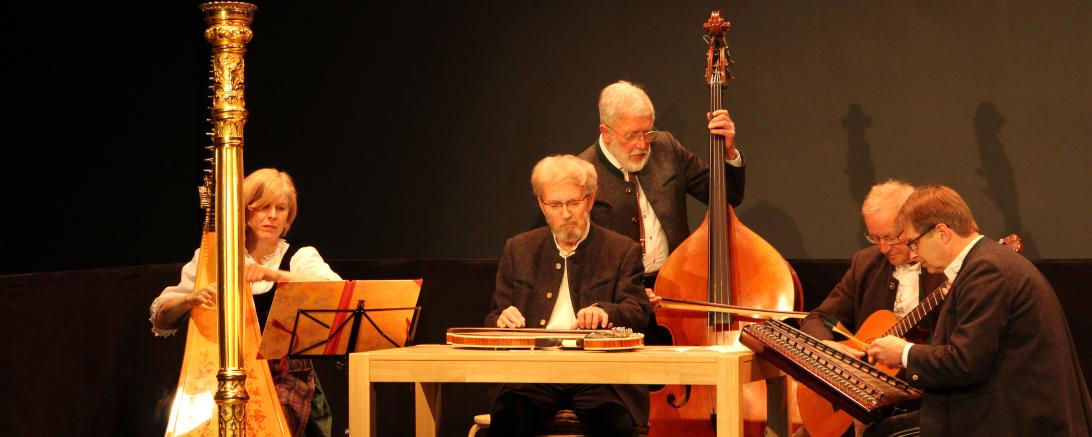 Auch Mozart erklang auf der Blossenauer Serenade. Wundervoll interpretiert von Harfenistin Christine Baumann und der Gempfinger Stubenmusik.