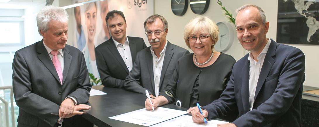 Bei der Unterzeichnung der erweiterten Partnerschaft (v.l.): Dr. Jürgen Korschinsky (IHK Schwaben), Daniel Petrasch (Leiter Supply Chain, Finanzen, Personal SIGEL GmbH), Richard Strehle (Stellvertretender Schulleiter Hans-Leipelt-Schule), Doris Barth-Rieder (Schulleiterin Hans-Leipelt-Schule) und Dr. Joachim Roth (Geschäftsführer SIGEL GmbH)