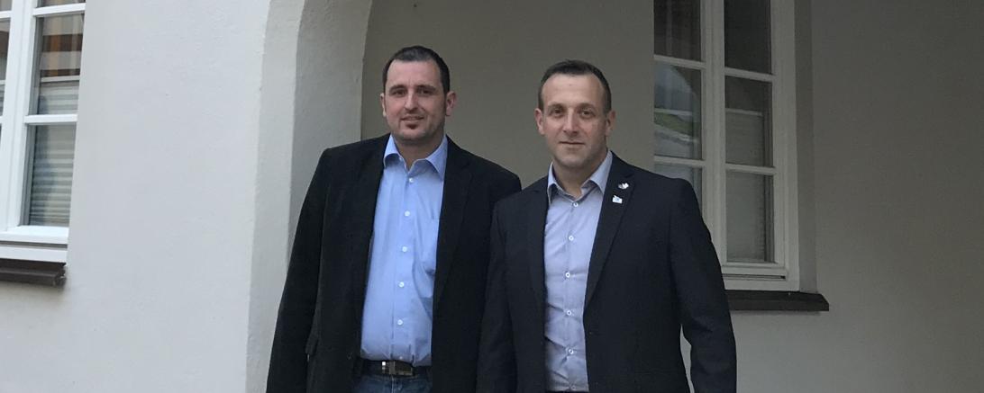 Das Bild zeigt: Armin Huber und Bernd Spielberger vor dem Rathaus in Harburg. 