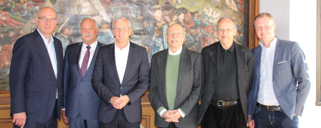 Suchten in Nördlingen neue Lösungen für die Wohnungsfrage (von links): Dipl.-Ing. Julius Mihm, Oberbürgermeister Hermann Faul, Dr. Jürgen Zieger, Prof. Dr. Tilman Harlander, Prof. Dr. Harald Bodenschatz und Stadtbaumeister Hans-Georg Sigel	
