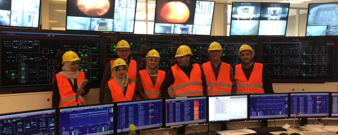 Das Bild zeigt die Jordanische Delegation beim Besuch des Müllheizkraftwerks in Augsburg.