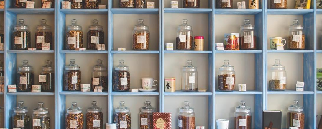 Regal mit verschiedenen Kräutern