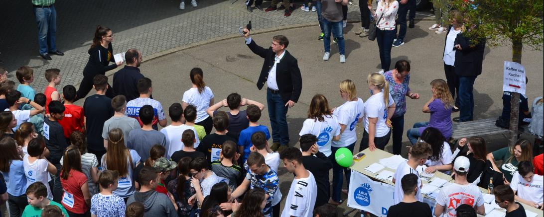 Die Teilnehmenden Schüler kurz vor dem Startschuss von Landrat Stefan Rößle.
