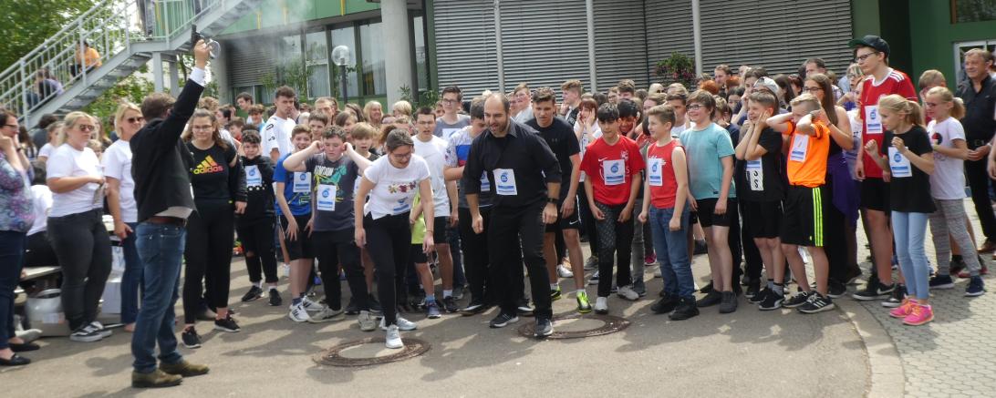 Die Teilnehmenden Schüler bei dem Startschuss von Landrat Stefan Rößle.