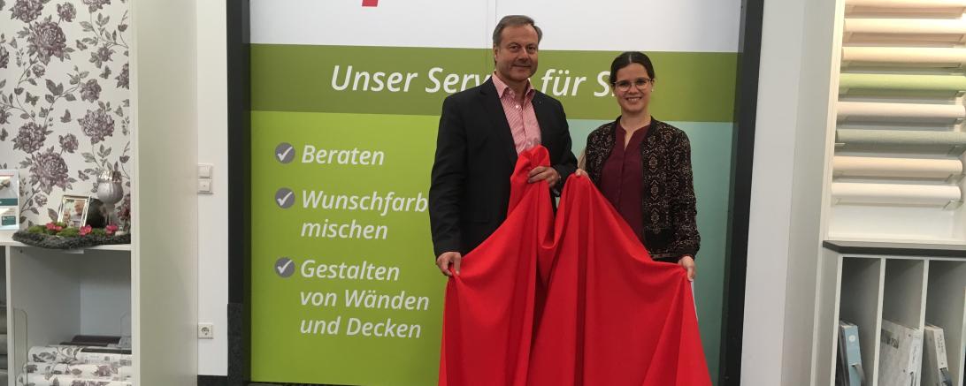 Michael Erhard, der „Vorhang AUF“ mit einem Kilometer roten Stoff unterstützt, und Vanessa Eßmann, die die Modenschau in der Steingass Tiefgarage organisiert. 