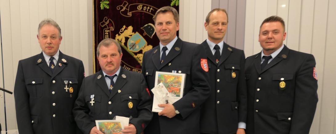 Geehrt für langjährige Vereinstreue (von links): Michael Wittmann (2. Vorstand), Diethard Lang (25 Jahre), Uwe Lingner (25 Jahre), Thomas Haller (1. Vorstand),  Tobias Pfefferle (2. Kommandant)