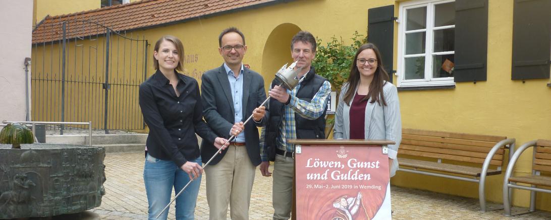 Auf dem Bild: Daniela Neubauer-Kimmerle und Klaus Fischer mit Bürgermeister Dr. Martin Drexler und Tourismusleiterin Judith Strohhofer