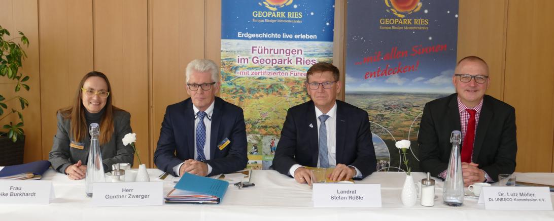 Am vergangenen Dienstagabend wurde bekannt gegeben, dass der Geopark Ries vorerst kein "UNESCO Global Geopark" wird.  Auf dem Bild zu sehen: Die stellvertretende Geschäftsführerin des Geopark Ries, Heike Burkhardt, der Geschäftsführer des Geopark Ries, Günther Zwerger, Landrat Stefan Rößle und der stellvertretende Generalsekretär der Deutschen UNESCO-Kommission und Mitglied im Nationalkomitee für UNESCO-Geoparks, Dr. Lutz Möller. 