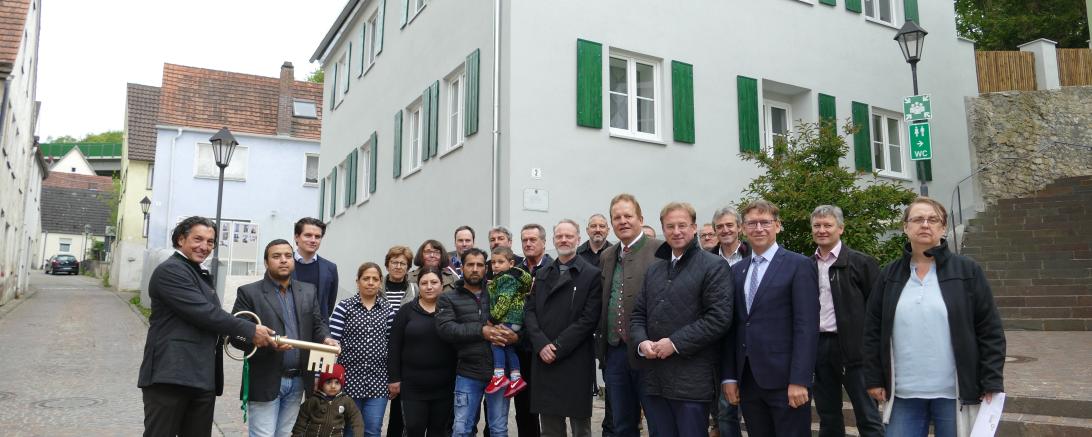 Symbolisch überreichte der Bauherr den Bewohnern den Schlüssel zu ihrem neuen Zuhause. 