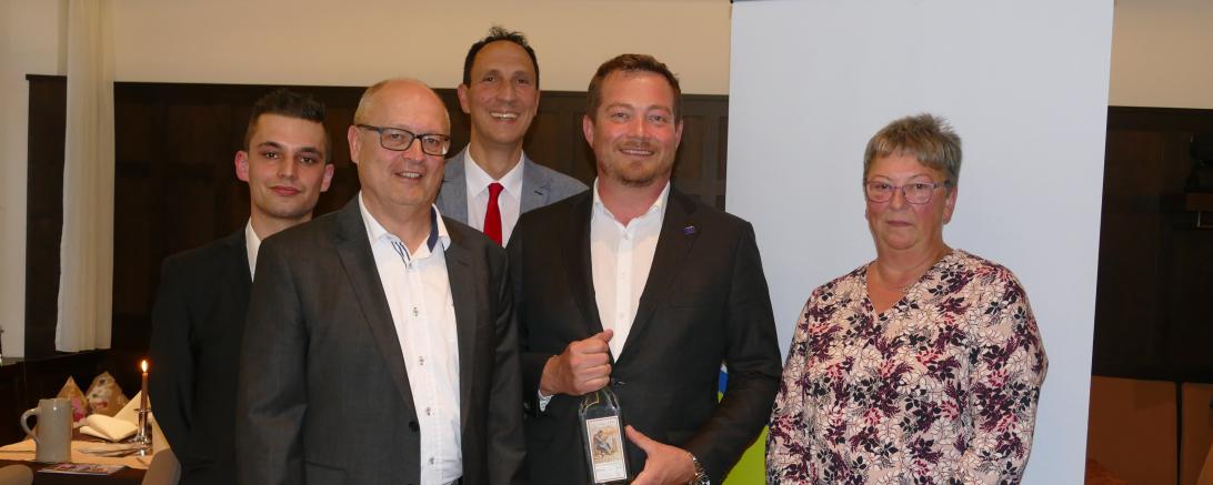 Am vergangenen Samstagabend sprach der Bundestagsabgeordnete Uli Grötsch in der Alten Brauerei in Mertingen. Auf dem Bild zu sehen (von links): Daniel Becht, stellvertretender Vorsitzender SPD Mertingen, Thomas Haselmayr, Vorsitzender SPD Mertingen, Christoph Schmid, Landesvorstand SPD, Bundestagsabgeordneter (SPD) Uli Grötsch und Edith Behlau. 