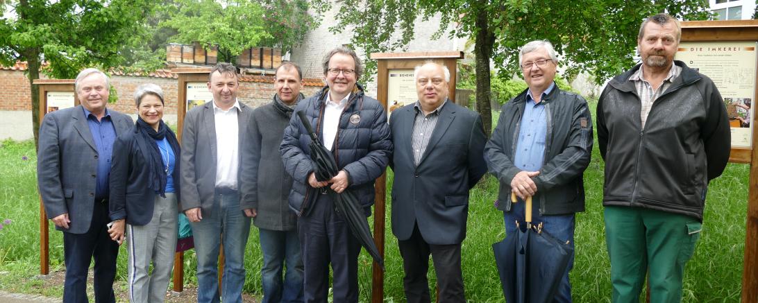 Auch der Imker-Lehrpfad wurde am vergangenen Montag offiziell eingeweiht. Auf dem Bild zu sehen: Stadtrat Franz Ost, Stadträtin Birgit Rössle, Stadtrat Albert Riedelsheimer, Präsident des Landesverbandes Bayerischer Imker, Stefan Spiegel, Oberbürgermeister Armin Neudert, 1. Vorsitzender des Imker Bezirksverband Schwaben, Rainer Holzapfel, 1. Vorstand des Imkerverein Donauwörth, Alfred Hofmann und Stadtgärtner Franz Gruber. 