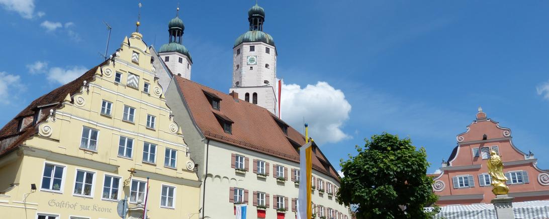 Das Bild zeigt den Wemdinger Marktplatz, das historische Rathaus und die Türme von St. Emmeram. 