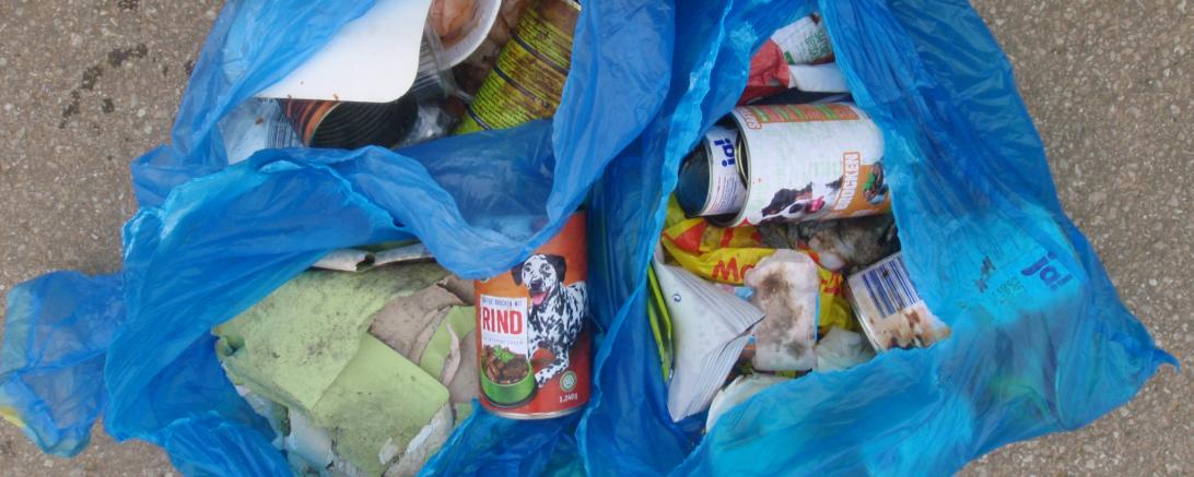 Müllablagerung am Straßenrand
