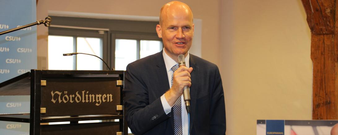 Ralph Brinkhaus sprach frei und vor dem Rednerpult, anstatt dahinter – und damit buchstäblich „näher am Bürger“.