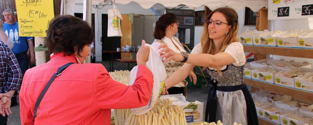 Spargel für den Verzehr daheim gab es natürlich auch zu kaufen, es gingen eine Menge Stangen über die Theke