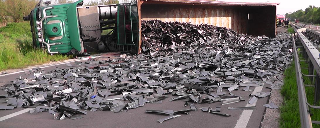 Das Bild zeigt den umgekippten Lkw und die Ladung auf der Fahrbahn. 