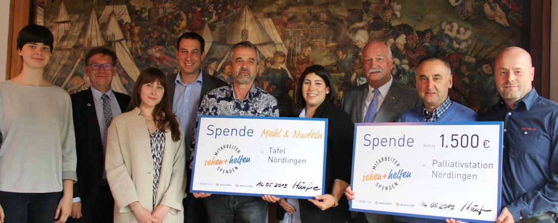 Spendenübergabe im Nördlinger Rathaus (v.l.n.r.): Linda Weber, Landrat Stefan Rößle, Anastasia Schlegel, ODR-Betriebsratsvorsitzender Thorsten Häußer, Helmut Weiß, Vanessa Ziegler, Oberbürgermeister Hermann Faul, Dr. Thomas Handschuh und André Schneider.