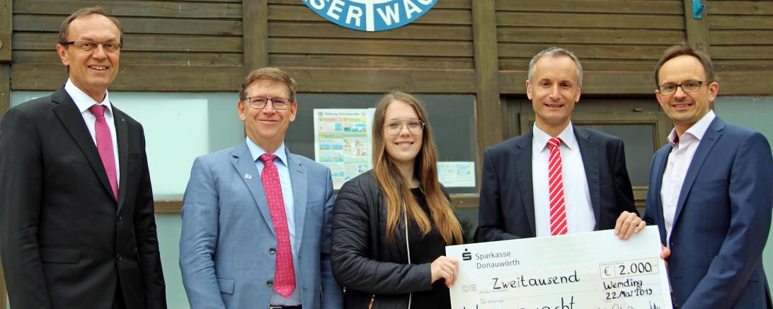 Die Spendenübergabe erfolgte am Waldsee mit (v.l.) Sparkassendirektor Johann Natzer, Landrat Stefan Rößle, Laura Katzenberger als Vertreterin der Wasserwacht Wemding, Christian Weiland, Geschäftsstellenleiter der Sparkasse in Wemding sowie Bürgermeister Dr. Martin Drexler.